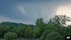 Tornado bergerak dari dekat Newcastle, Oklahoma pada Rabu, 6 Mei 2015, menuju ke Texas Utara. Sedikitnya satu orang tewas hari Sabtu, 9 Mei 2015. (AP Photo/Sue Ogrocki)