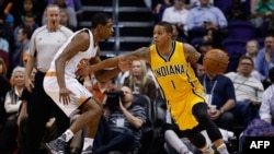 Joe Young, à droite, tente de dribbler Brandon Knight lors d'un atch de NBA entre Indiana et Phoenix, USA, le 19 janvier 2016.
