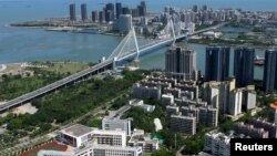 中国海南省的连接海甸岛和海口主要地区的海口世纪大桥（2018年5月6日）。