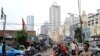 Pengendara motor di Jakarta di tengah pemandangan yang kontras gedung-gedung bertingkat, 8 April 2009.