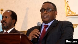 PM Somalia yang baru terpilih Omar Abdirashid Ali Sharmarke (kanan), didampingi oleh Presiden Somalia Hassan Sheikh Mohamud di Mogadishu (Foto: dok).