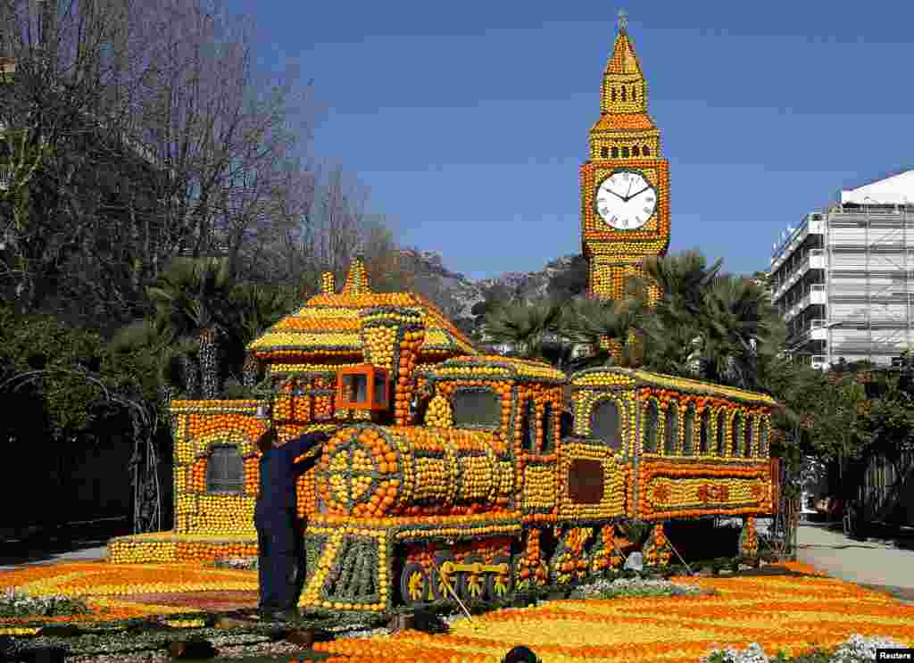 Seorang pekerja memberikan sentuhan akhir pada replika kereta api dekat Big Ben yang dibuat dengan lemon dan jeruk selama festival Lemon yang ke-80 di Menton, Prancis. Tak kurang dari 145 ton lemon dan jeruk digunakan untuk membuat berbagai tampilan selama festival, yang bertema 'Around The World In 80 Days', dan berlangsung dari 16 Februari sampai Maret 6.