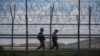 Tentara Korea Selatan berpatroli di sepanjang pagar kawat berduri di Zona Demiliterisasi (DMZ) yang memisahkan Korea Utara dan Selatan, di pulau Ganghwa, Korea Selatan, 23 April 2020. (Foto: dok).