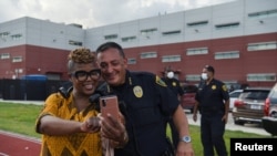El jefe de la policía de Houston (Texas) se fotografía con una residente de la ciudad. 
