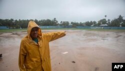 Un hombre señala daños en el estadio de béisbol de Bilwi, mientras el huracán Eta toca tierra en esa ciudad de Puerto Cabezas, Nicaragua, el 3 de noviembre de 2020.
