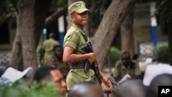 Un policier tanzanien assure la sécurité à Mbagala, Dar es Salam, Tanzanie, 28 octobre 2015.