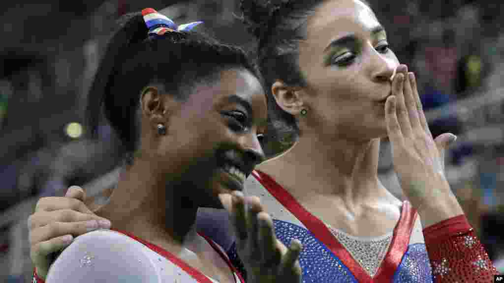 Simone Biles et Aly Raisman des États-Unis, saluent la foule lors des Jeux Olympiques d'été de 2016 à Rio de Janeiro, le 16 août 2016.