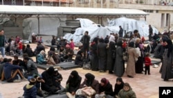 Familias sirias desplazadas por la guerra se refugian en una escuela en las afueras de Damasco.