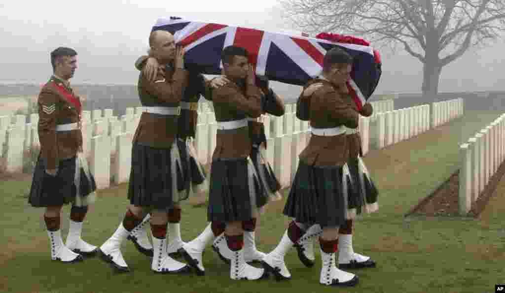 Para perwira militer mengusung peti jenazah tentara Inggris dari Perang Dunia I William McAleer dalam acara layanan pemakaman kembali di pemakaman Inggris Loos Perang Dunia I di Loos-en-Gohelle, Prancis. Private William McAleer dari Batalyon 7, Royal Scots Fusiliers tewas dalam pertempuran&nbsp; pada 26 September 1915 yang dikenal dengan Battle of Loos. Sisa-sisa jenazahnya ditemukan dan diidentifikasi pada tahun 2010 di daerah itu dan saat ini dimakamkan kembali dengan upacara kehormatan militer lengkap bersama 19 prajurit yang tidak dikenal lainnya. 