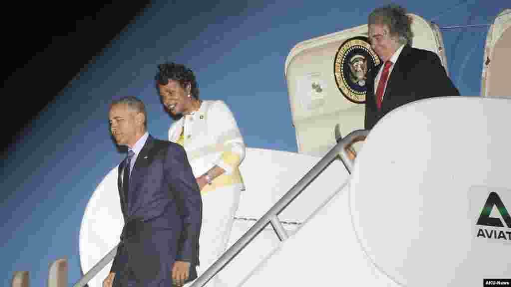 Le président américain Barack Obama, à gauche, accompagné par le républicain Yvette Clarke, DN.Y., au centre et le secrétaire à l'Energie Dr Ernest Moniz, à droite, descendent d’Air Force One, le mercredi 8 Avril, 2015 à leur arrivée à l’aéroport international Norman Manley, Jamaïque. 