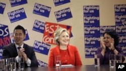 Como parte de su campaña rumbo a las primarias en Nueva York, Hillary Clinton sostiene reuniones con inmigrantes y grupos minoritarias en busca de votos.