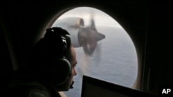 Las autoridades que investigan la desaparición del avión han recomendado que los equipos de búsqueda vayan más al norte, pero el gobierno australiano ya ha rechazado la idea.