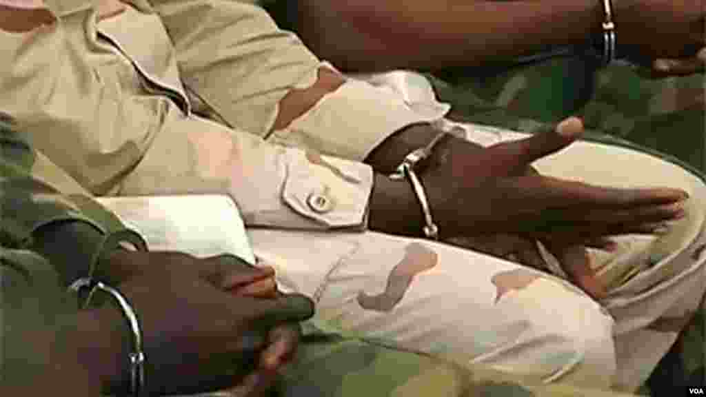 Wasu sojoji masu gabatar da kara ke zaune a layin gaba, yayin da wasau sojojin da ake tuhuma da laifin kai hari kan kwamandansu suka bayyana gaban wata kotun soja a Abuja, 17 ga Satumba, 2014.