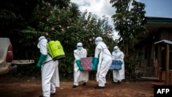 Le 22 août 2018, à Mangina, près de Beni, dans la province du Nord-Kivu, des agents de santé ont enterré le corps d'un patient atteint du virus Ebola non confirmé.