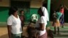 Des encadreurs et des enfants porteurs du VIH/Sida hébergés à la maison Ste Monique de l’ONG "vivre dans l’espérance", à Dapaong, Togo, 16 mai 2017. (VOA/Kayi Lawson)