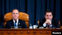 El presidente del Comité de Inteligencia de la Cámara de Representantes, Adam Schiff, izq, junto al congresista republicano Devin Nunes, enfrascados aún en una profunda rivalidad a raíz del juicio político al presidente Donald Trump. Foto Reuters