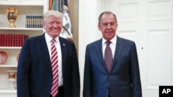 លោក​ប្រធានាធិបតី Donald Trump ជួប​ជាមួយ​នឹង​រដ្ឋ​មន្ត្រី​ការបរទេស​រុស្ស៊ី Sergey Lavrov (រូប​ស្តាំ) នៅ​សេតវិមាន ក្នុង​រដ្ឋធានី​វ៉ាស៊ីនតោន កាលពី​ថ្ងៃទី១០ ខែឧសភា ឆ្នាំ២០១៧។