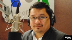 Ou Virak, head of the Cambodian Center for Human Rights, told “Hello VOA” on Monday that the ruling party is already preparing to hand over power to the progeny of its members.