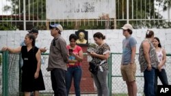Mexicanos en Piedras Negras, México, hacen fila para votar el domingo 1 de julio de 2018, en una elección potencialmente transformadora que podría llevar al poder un candidato que ha prometido poner fin al status quo en la política y los negocios en un país cansado de la creciente violencia y políticos plagados en el escándalo.