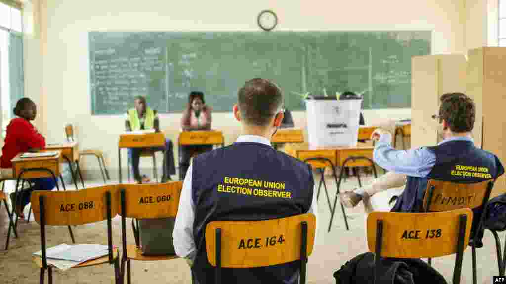 Les observateurs électoraux de l'Union européenne observent le scrutin dans un bureau de vote de Masailand le 26 octobre 2017.