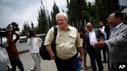 Stephen O'Brien, under-secretary-general and emergency relief coordinator for the United Nations Office for the Coordination of Humanitarian Affairs, leaves the Sanaa airport after a press conference in Sanaa, Yemen, Tuesday, Aug. 11, 2015. 