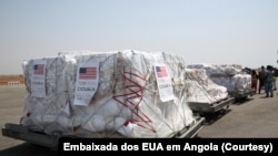 Angola recebe doação de vacinas da COVID-19 dos Estados Unidos no âmbito da COVAX, Aeroporto 4 d Fevereiro, Out. 28, 2021