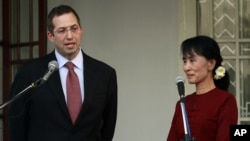 美國駐仰光大使德里克.米切爾擔任美國駐緬甸特使期間和緬甸民主運動人士昂山素姬會面。(資料圖片)