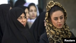 Para pemimpin Iran membatasi gerak kaum perempuan dan mendorong domestifikasi mereka. Perempuan hanya dijadikan alat peraih suara. (Foto: Dok)