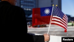 Seorang demonstan memegang bendera Taiwan dan AS untuk mendukung Presiden Tsai Ing-wen, di Burlingame, California, AS, 14 Januari 2017.