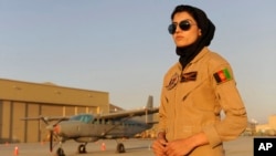 نیلوفر رحمانی نخستین بانوی افغان است که توانسته پیلوت طیاره های بال ثابت شود