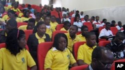 Jovens no Namibe (VOA)