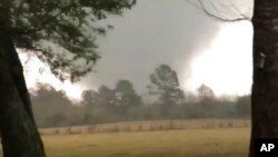 La foto provista por Heather Welch muestra un tornado en Rosepine, Luisiana, el 16 de diciembre de 2019.