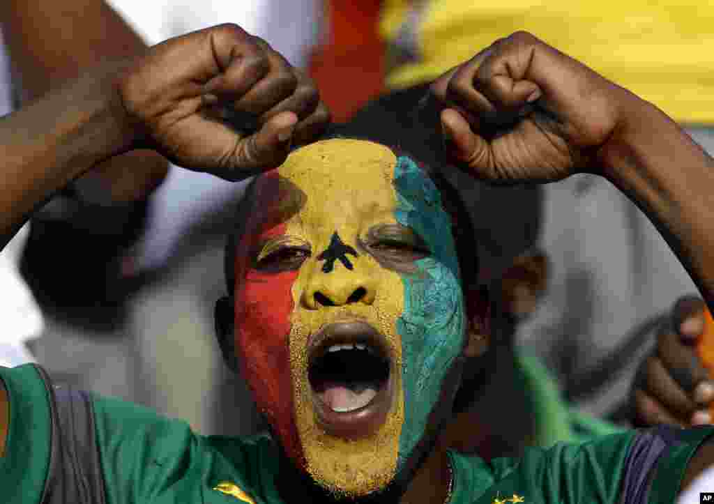 Un supporter du Sénégal soutient son équipe lors du match de football de la Coupe d'Afrique des Nations Groupe C entre le Ghana et le Sénégal à Mongomo, la Guinée équatoriale, lundi 19 janvier 2015.