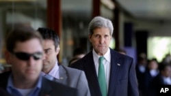 Menlu AS John Kerry berjalan bersama para anggota delegasi AS dalam KTT APEC di Bali (5/10). Menlu AS mengatakan pembicaraan terkait Kemitraan Trans Pasifik (TPP) akan terus berlangsung meskipun tidak dihadiri oleh Presiden AS Barack Obama . (AP Photo/Dita Alangkara)