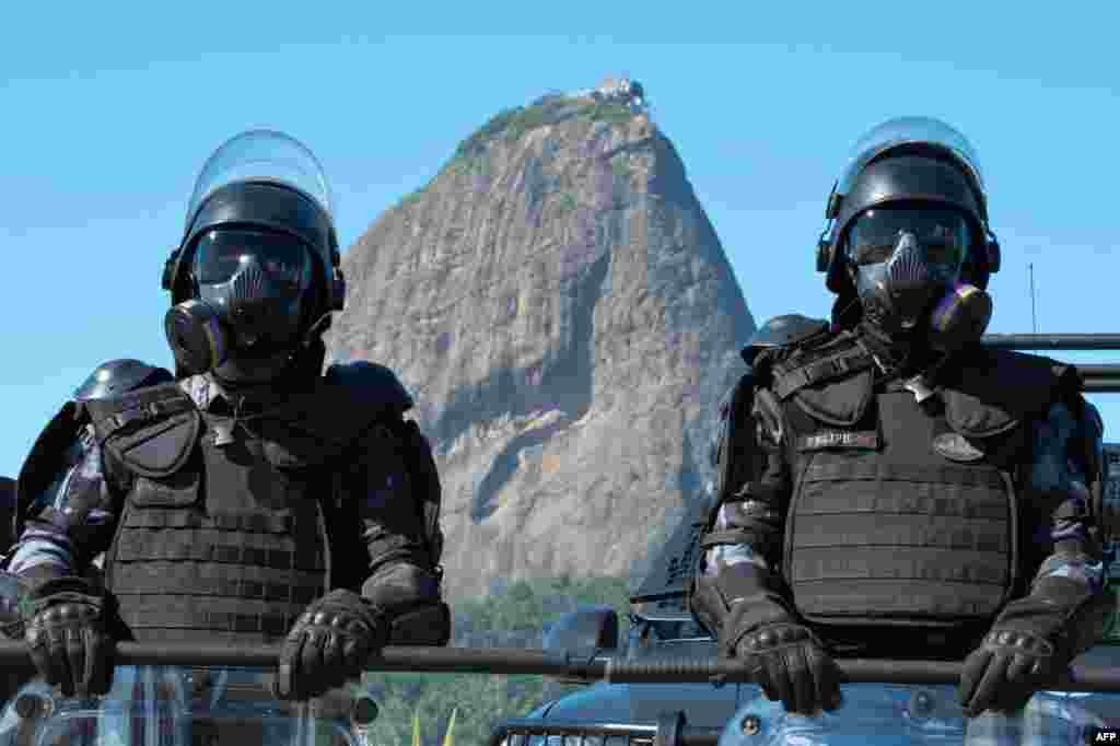 Polisi unit khusus 'Choque' berpose dalam presentasi pasukan keamanan untuk Piala Dunia FIFA mendatang, di pantai Flamengo di Rio de Janeiro. 