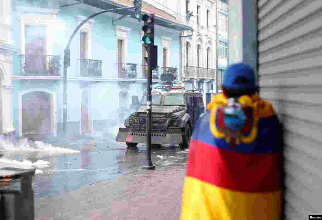 Un hombre envuelve en la bandera nacional durante las protestas.