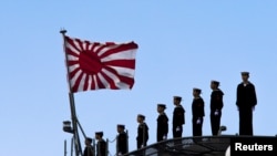 2015年3月25日，日本海軍站在即將起航的出雲級護衛艦甲板上 (資料圖片)