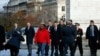 Macron recorre Arco del Triunfo tras violentas protestas en París