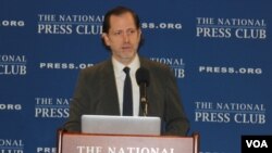 Carlos Perez Barriga,director y dueño de El Universo el diario de mayor circulación en el país con unos 50.000 ejemplares diarios) visitó Washington para denunciar lo que denominan los medios opositores la "Ley mordaza". El Universo también ha sido multado por el gobierno ecuatoriano.