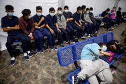 Migran muda tanpa pendamping, menunggu giliran mereka di tempat pemrosesan sekunder di dalam fasilitas Perlindungan Bea Cukai dan Perbatasan AS, pusat penahanan utama untuk anak-anak tanpa pendamping di Lembah Rio Grande, di Donna, Texas. (Foto: dok).