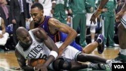 Forward Boston Celtics Kevin Garnett (kostum putih) berebut bola dengan pemain New York Knicks Jared Jeffries.