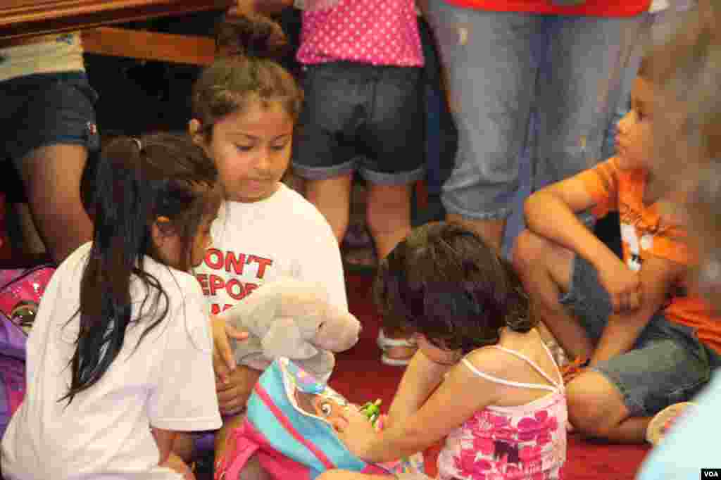 La presencia de los niños en las reivindicaciones y los mensajes en las camisetas (“Don’t deport my mum/dad”) recuerdan que los afectados no son solamente las personas deportadas, sino todos los miembros de la familia.