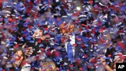 Obama tersenyum dibalik tebaran confetti setelah menyampaikan pidato kemenangannya di depanp ara pendukungnya di Chicago, Rabu dini hari (7/11/2012)