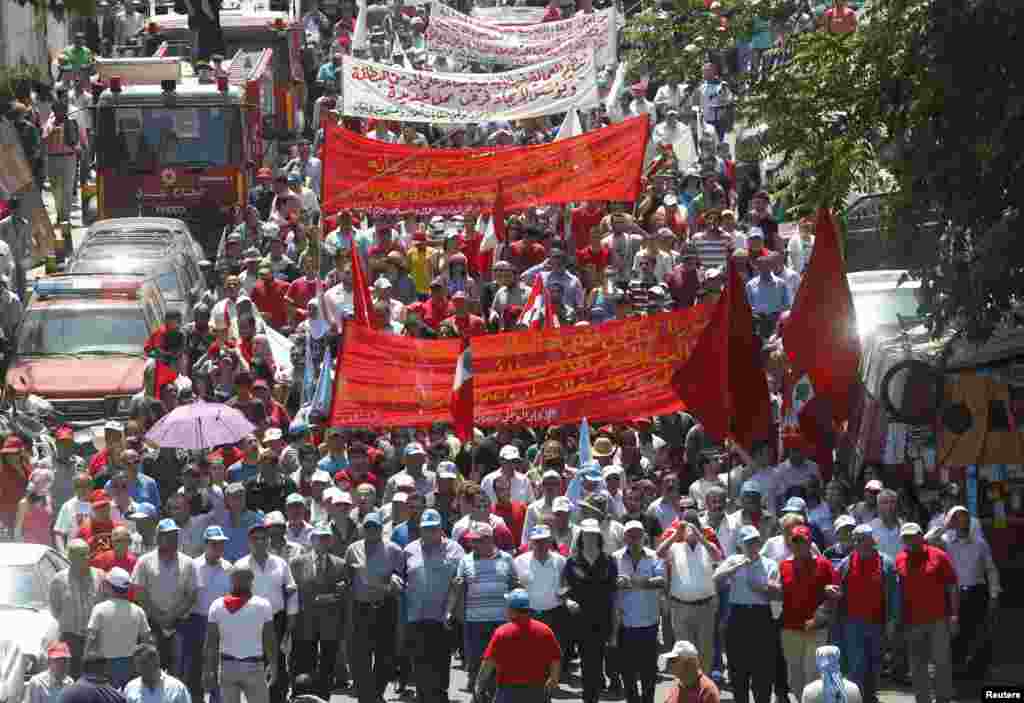 Livanın Beyrut şəhərində 1 May günü solçu fəallar əllərində bayraqlar tutaraq yürüşə çıxıblar. 1 may, 2013.