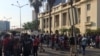 Pessoas à espera do julgamento de activistas em Luanda, 26 outubro 2020