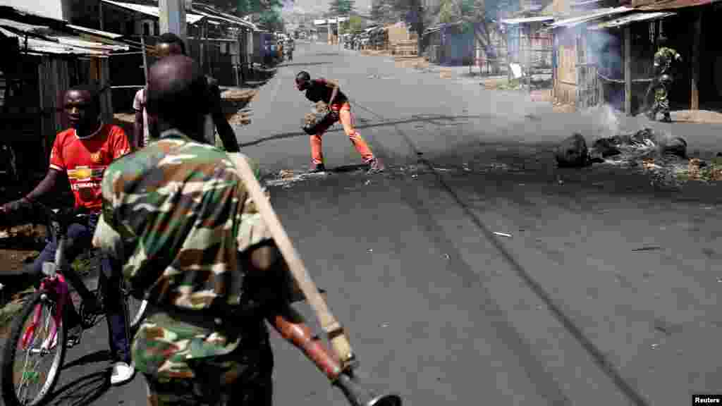 Un soldat porte un RPG dans une rue à Bujumbura, Burundi 15 mai 2015, après que les forces de l’armée burundaise ont annoncé avoir arrêté le chef de file d'un coup d'Etat manqué le vendredi.