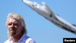 Richard Branson mendengarkan pidato sambil meresmikan the Flight Path Walk of Fame di Los Angeles Airport Flight Path Museum, Los Angeles, 28 Maret 2018.