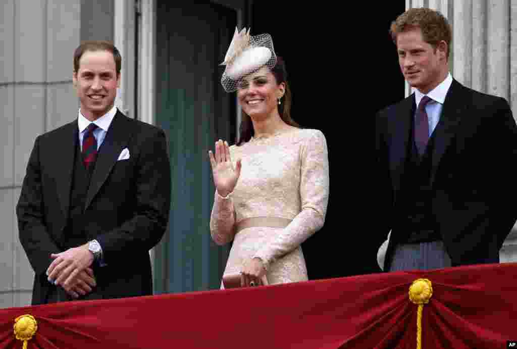 Britain&#39;s Prince Willam, his wife Kate, and Prince Harry stand on the balcony at Buckingham Palace during the Diamond Jubilee celebrations.