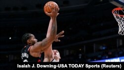 Kawhi Leonard, à gauche, contre le pivot des Denver Nuggets, Nikola Jokic, Denver, Colorado, le 16 décembre 2018. 