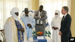 Le secrétaire d'État américain Antony Blinken, à droite, rencontre des chefs traditionnels et des responsables nigériens à Niamey.